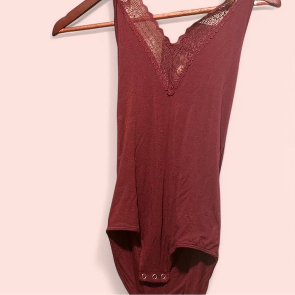 AEO Essentials lace trim halter bodysuit - Picture 3 of 4